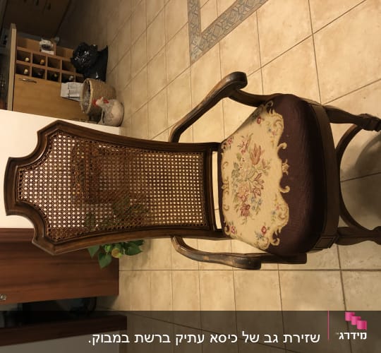 כיסא עץ עם ריפוד פרחוני על המושב